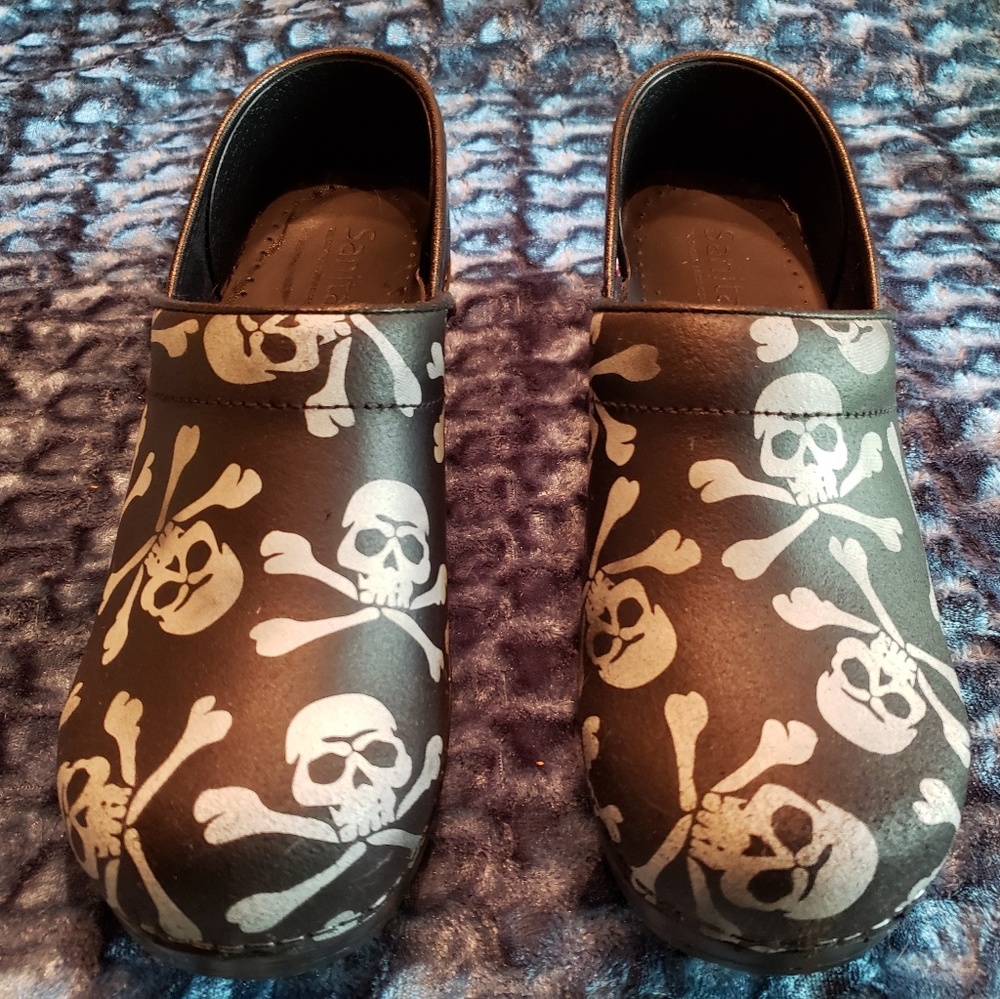 Barely Worn Skull Sanita Ladies Clogs Size 39(9)